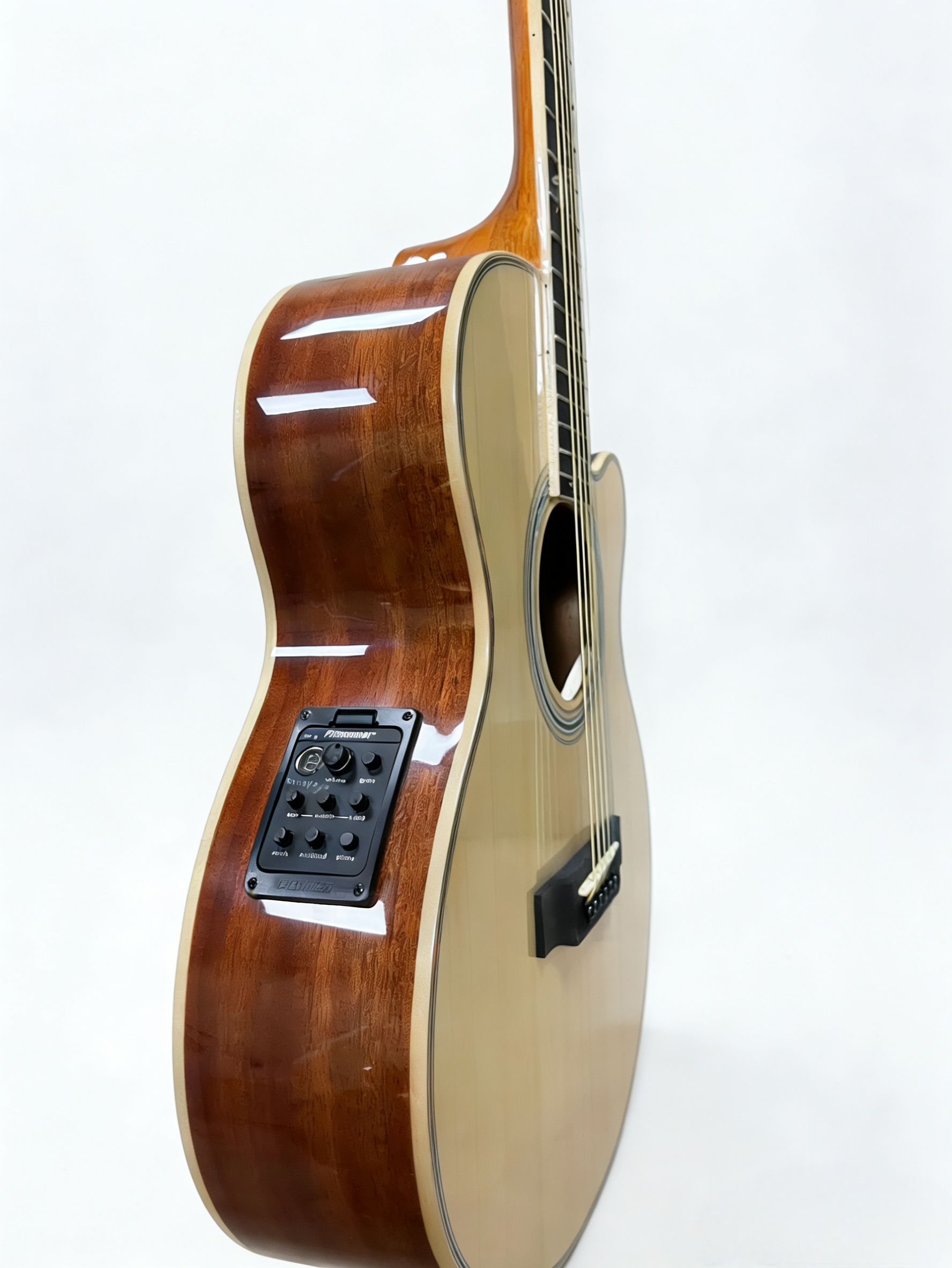 40-inch glossy cloud plate acoustic guitar with a professional 301 pickup.CG-208EQ