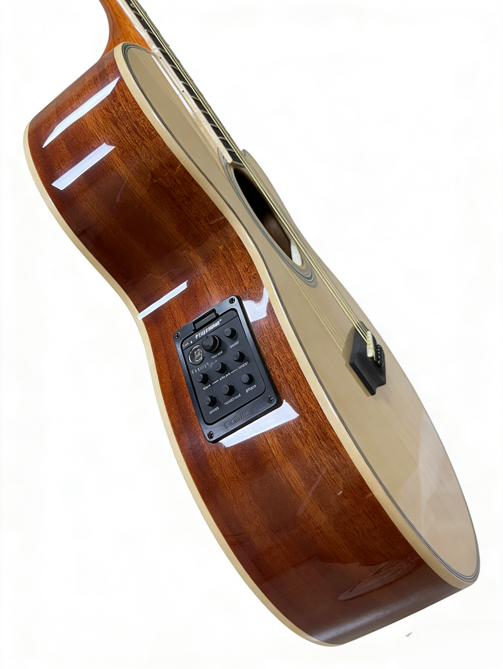 40-inch glossy cloud plate acoustic guitar with a professional 301 pickup.CG-208EQ